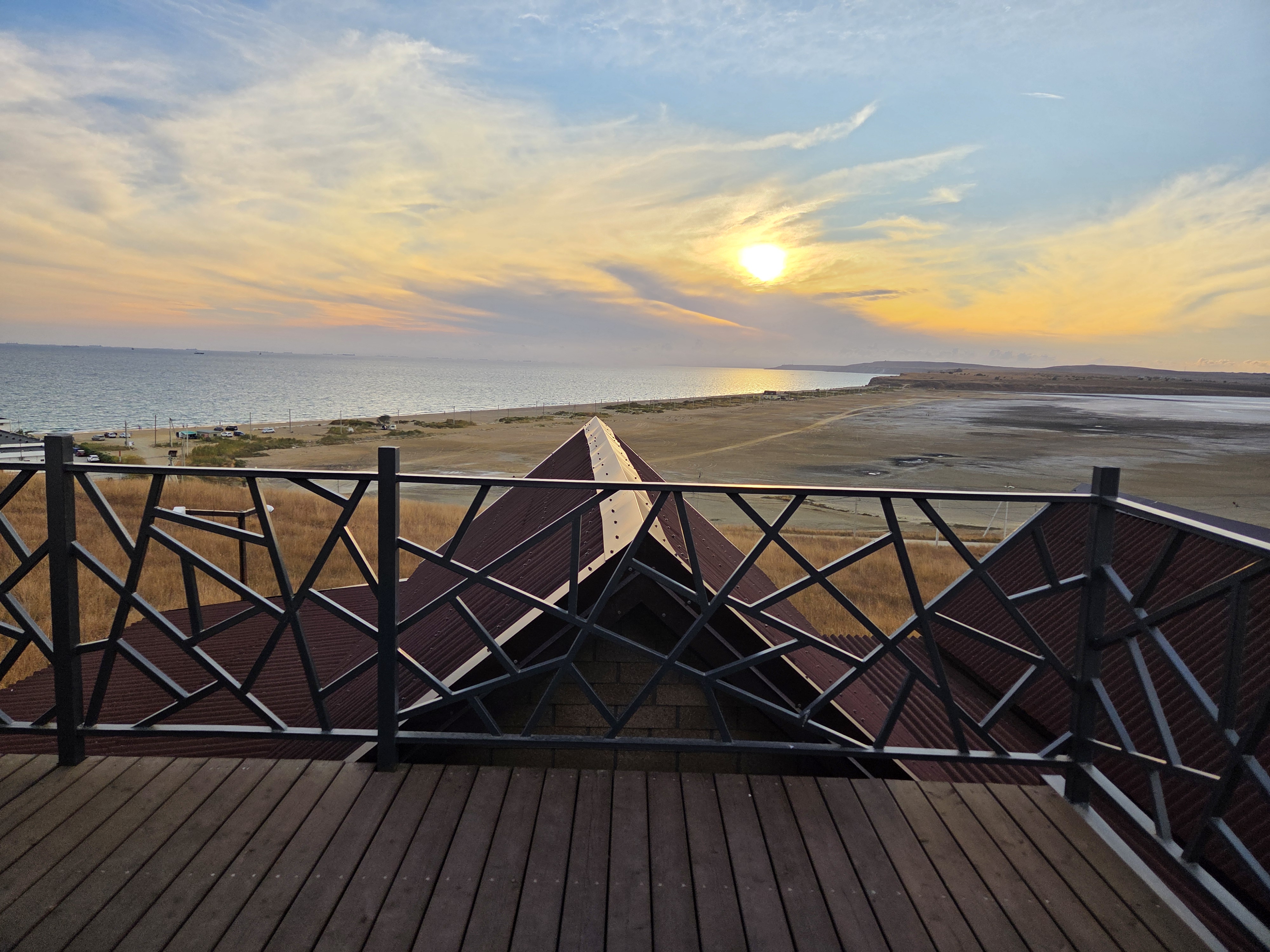 Вид с холма на море и озеро