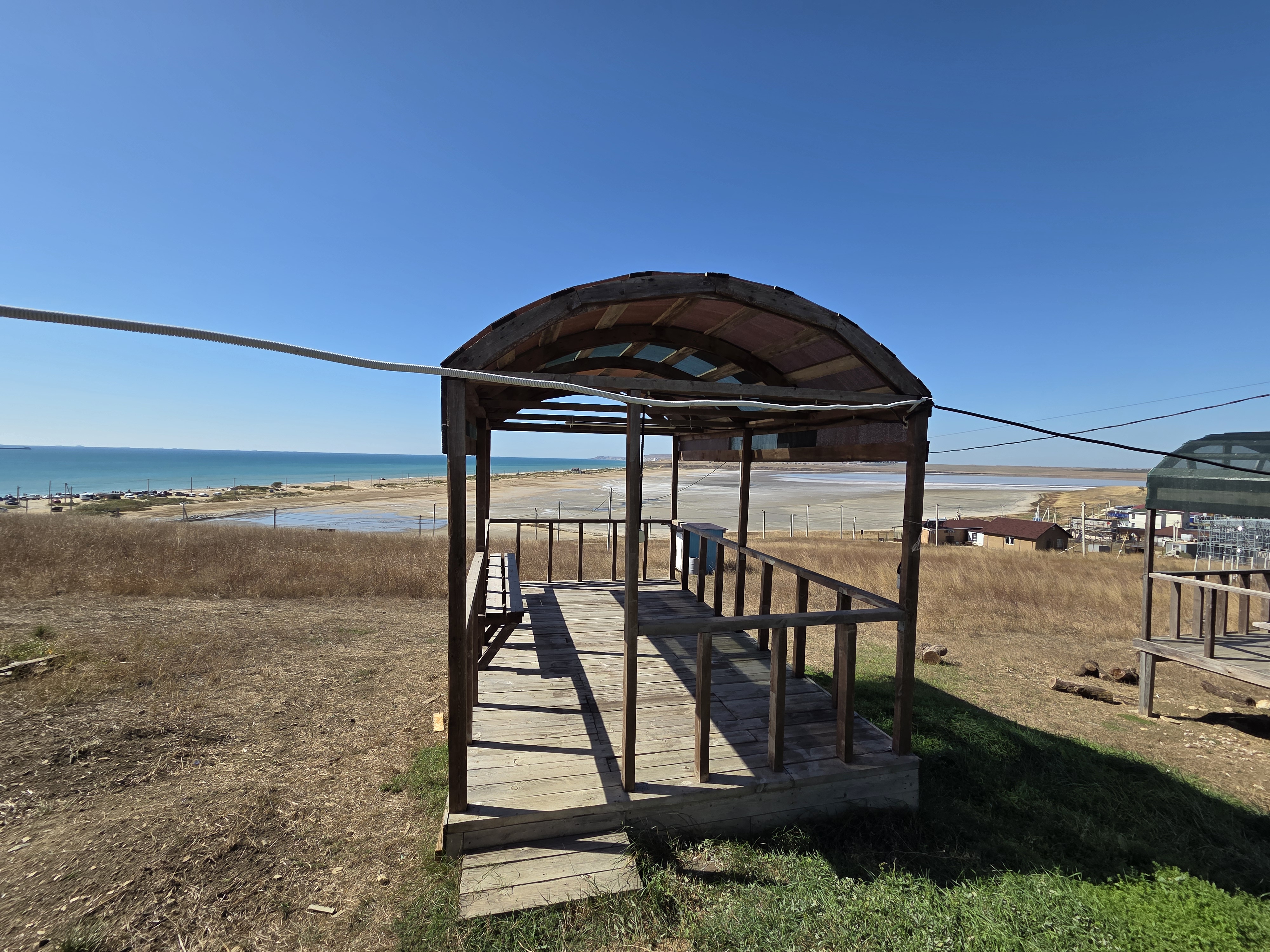 Беседка с видом на озеро